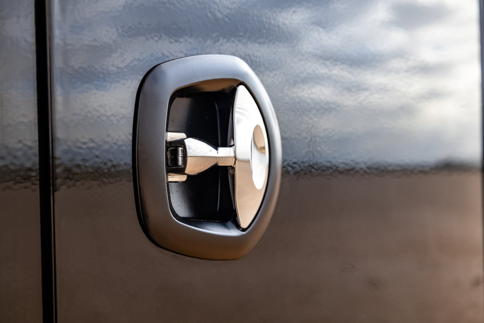 Close view of a recessed latch on a color-matched Viking Pro bed.